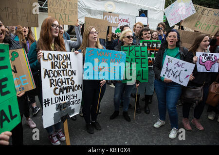 Londra, Regno Unito. 30 settembre, 2017. gli attivisti dalla london-irish aborto diritti rally di campagna al di fuori dell'ambasciata irlandese in solidarietà con i 205,704 irlandese e dell'Irlanda del Nord le donne che si sono recati in Gran Bretagna per un aborto poiché l'ottavo emendamento nel 1983 e la richiesta di modifica legislativa in Irlanda per garantire scelta. l'evento è stato anche tenuto in solidarietà con l'aborto diritti della campagna annuale il 6 marzo per la scelta di Dublino. Foto Stock