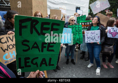 Londra, Regno Unito. 30 settembre, 2017. gli attivisti dalla london-irish aborto diritti rally di campagna al di fuori dell'ambasciata irlandese in solidarietà con i 205,704 irlandese e dell'Irlanda del Nord le donne che si sono recati in Gran Bretagna per un aborto poiché l'ottavo emendamento nel 1983 e la richiesta di modifica legislativa in Irlanda per garantire scelta. l'evento è stato anche tenuto in solidarietà con l'aborto diritti della campagna annuale il 6 marzo per la scelta di Dublino. Foto Stock