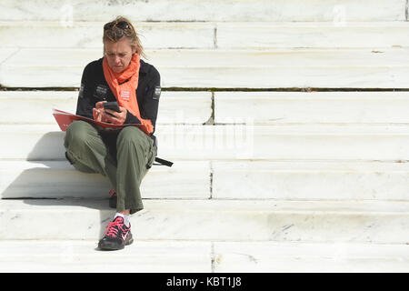 Washington, DC, Stati Uniti d'America. Il 30 settembre, 2017. Un marcher appoggia durante il mese di marzo per la giustizia razziale da Lincoln Park per la Capitale a Washington, DC. Credito: csm/Alamy Live News Foto Stock