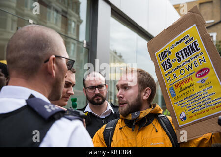 Londra, Regno Unito. 30 settembre, 2017. agenti di polizia giungono durante una manifestazione di protesta da parte dei sostenitori del migrante sospeso pulitori angelica valencia bolanos e fredy lopez al di fuori di un'auto di lusso concessionario h.r. owen ferrari showroom in South Kensington. Credito: mark kerrison/alamy live news Foto Stock