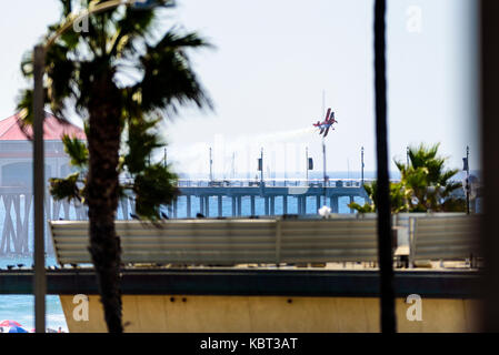 Huntington Beach, California, Stati Uniti d'America. 30 Settembre, 2017. Il angoli blu headline il Breitling Huntington Beach Airshow di sopra la città di spiaggia e iconico Pier. Credito: Benjamin Ginsberg/Alamy Live News. Foto Stock