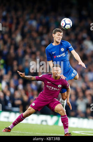 Londra, Regno Unito. Trentesimo Sep, 2017. Andreas christensen (superiore) del Chelsea vies con da silva danilo di Manchester City durante la Premier League inglese match tra Chelsea e Manchester City a Stadio Stamford Bridge a Londra, in Gran Bretagna il sept. 30, 2017. Manchester City ha vinto 1-0. Credito: han yan/xinhua/alamy live news Foto Stock