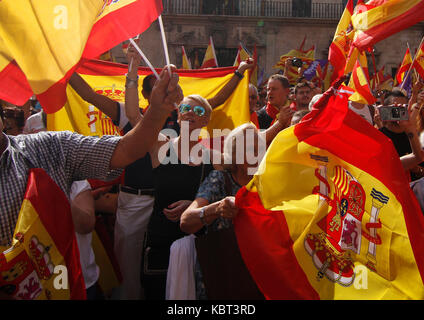 Palma di Maiorca, isole Baleari, Spagna. Il 30 settembre, 2017. In Spagna ci sono tutti. Manifestazione in Malllorca per mostrare insoddisfazione circa il referendum catalano. I dimostranti gridano a favore dell unità della Spagna.La manifestazione si svolge il giorno prima il catalano il referendum sull indipendenza. Il governo spagnolo è totalmente contrario e ritiene che sia illegale. Clara Mrg/Alamy Live News Foto Stock