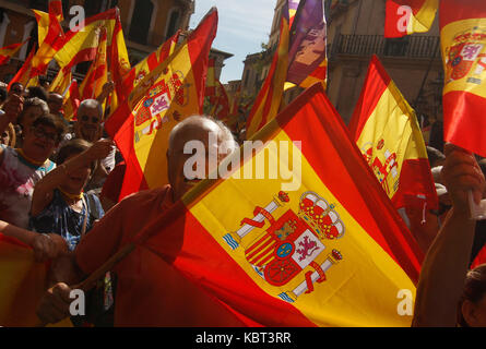 Palma di Maiorca, isole Baleari, Spagna. Il 30 settembre, 2017. In Spagna ci sono tutti. Manifestazione in Malllorca per mostrare insoddisfazione circa il referendum catalano. I dimostranti gridano a favore dell unità della Spagna.La manifestazione si svolge il giorno prima il catalano il referendum sull indipendenza. Il governo spagnolo è totalmente contrario e ritiene che sia illegale. Clara Mrg/Alamy Live News Foto Stock