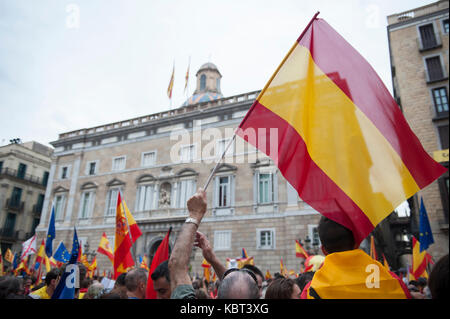 Centinaia di persone protestano contro il referendum a Sant Jaume Square a Barcellona. Portando bandiere spagnole e la regione della Catalogna è uno. Foto Stock