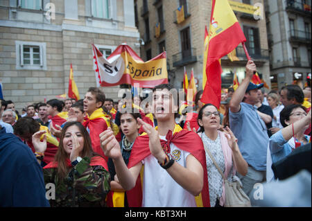 Centinaia di persone protestano contro il referendum a Sant Jaume Square a Barcellona. Portando bandiere spagnole e la regione della Catalogna è uno. Foto Stock