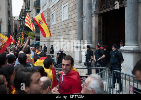 Centinaia di persone protestano contro il referendum a Sant Jaume Square a Barcellona. Portando bandiere spagnole e la regione della Catalogna è uno. I manifestanti hanno percorso le strade di Barcellona per esprimere la loro rabbia oltre il referendum di indipendenza della Catalogna che si svolgerà il 1 ottobre. Foto Stock