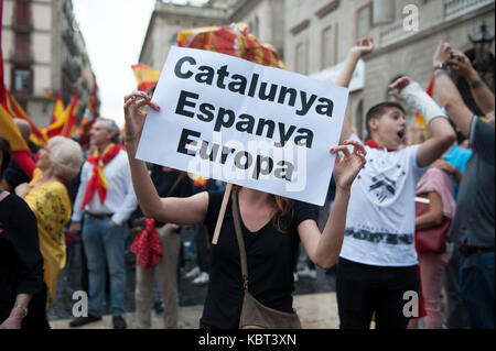 Un referendum anti protester portando un banner di pro Spagna, la Catalogna e l'Europa. I manifestanti hanno percorso le strade di Barcellona per esprimere la loro rabbia oltre il referendum di indipendenza della Catalogna che si svolgerà il 1 ottobre. Foto Stock