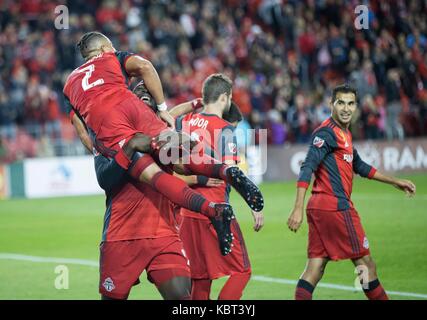 Toronto, Canada. Trentesimo Sep, 2017. justin morrow (1l) di Toronto fc festeggia il suo terzo obiettivo con il compagno di squadra jozy altidore (2 l) durante il loro 2017 Major League Soccer (MLS) match tra Toronto fc e new york red bulls presso BMO field a Toronto, Canada, sept. 30, 2017. toronto fc ha vinto 4-2. Credito: zou zheng/xinhua/alamy live news Foto Stock