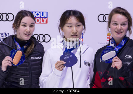 Budapest, Kim boutin (r) del Canada e medaglia di bronzo deanna lockett dell Australia partecipare alla cerimonia di premiazione per donne 1500m finale alla audi isu world cup short track a Budapest. Trentesimo Sep, 2017. oro medaglia choi min jeong (c) della Corea del Sud, medaglia d'argento kim boutin (r) del Canada e medaglia di bronzo deanna lockett dell Australia partecipare alla cerimonia di premiazione per donne 1500m finale alla audi isu world cup short track a budapest, Ungheria sett. 30, 2017. Choi min jeong ha vinto la medaglia d'oro con un tempo di 2 munites 33.025 secondi. Credito: Attila volgyi/xinhua/alamy live news Foto Stock