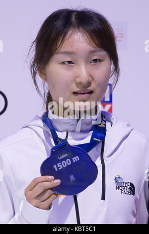 Budapest. Trentesimo Sep, 2017. oro medaglia choi min jeong della Corea del sud partecipa alla cerimonia di premiazione per donne 1500m finale alla audi isu world cup short track a budapest, Ungheria sett. 30, 2017. Choi min jeong ha vinto la medaglia d'oro con un tempo di 2 munites 33.025 secondi. Credito: Attila volgyi/xinhua/alamy live news Foto Stock