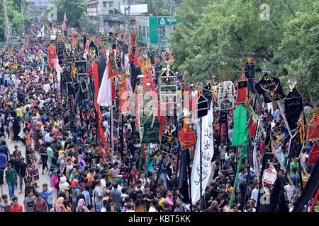 Dacca in Bangladesh. 1 ottobre, 2017. sciita del Bangladesh i flagellati stessi con catene e coltelli durante il giorno santo di ashoura a Dhaka, nel Bangladesh. sciiti mark ashoura, il decimo giorno del mese di Muharram, per commemorare la battaglia di karbala quando l imam Hussein, un nipote del profeta Maometto, fu ucciso. Credito: sk hasan ali/alamy live news Foto Stock