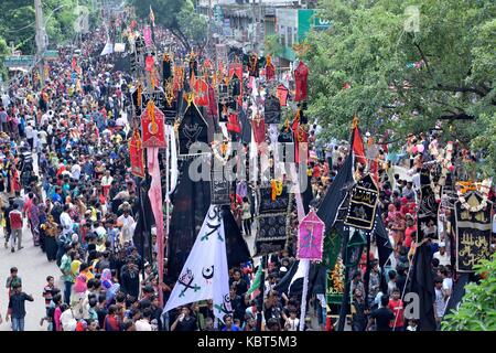 Dacca in Bangladesh. 1 ottobre, 2017. sciita del Bangladesh i flagellati stessi con catene e coltelli durante il giorno santo di ashoura a Dhaka, nel Bangladesh. sciiti mark ashoura, il decimo giorno del mese di Muharram, per commemorare la battaglia di karbala quando l imam Hussein, un nipote del profeta Maometto, fu ucciso. Credito: sk hasan ali/alamy live news Foto Stock