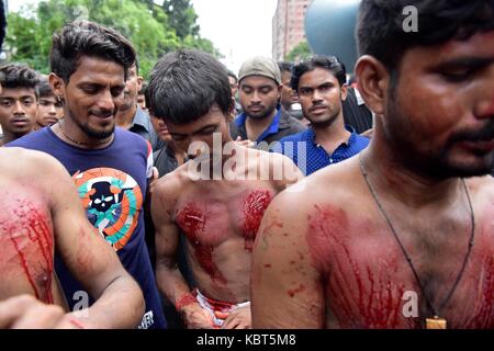 Dacca in Bangladesh. 1 ottobre, 2017. sciita del Bangladesh i flagellati stessi con catene e coltelli durante il giorno santo di ashoura a Dhaka, nel Bangladesh. sciiti mark ashoura, il decimo giorno del mese di Muharram, per commemorare la battaglia di karbala quando l imam Hussein, un nipote del profeta Maometto, fu ucciso. Credito: sk hasan ali/alamy live news Foto Stock