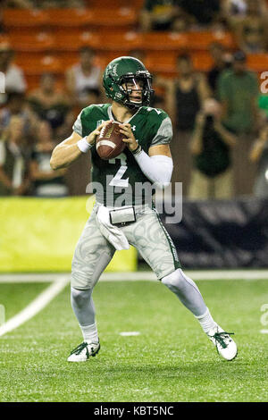 Settembre 30, 2017 - Hawaii Rainbow Warriors quarterback Dru marrone (2) scende di nuovo a passare durante il NCAA Football gioco tra il Colorado San montoni e la University of Hawaii Warriors di Hawaiian Airlines presso campo Aloha Stadium di Honolulu, Hawaii. Glenn Yoza/CSM Foto Stock