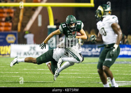 Settembre 30, 2017 - Hawaii Rainbow Warriors manualmente l'estremità Kade Greeley (83) corre la palla durante il NCAA Football gioco tra il Colorado San montoni e la University of Hawaii Warriors di Hawaiian Airlines presso campo Aloha Stadium di Honolulu, Hawaii. Glenn Yoza/CSM Foto Stock