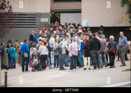 Terrassa, Catalogna, Spagna. Sabato, 01 ottobre 2017. catalano referendum. Impostazione delle stazioni di polling e Primi elettori.spainparents e famiglie stanno facendo molti tipi di attività a domani referendum catalano seggi. Gli attivisti e le famiglie avevano trascorrere la notte all'interno del loro assegnati seggi elettorali come una misura per cercare di evitare la chiusura delle scuole da parte della polizia. terrassa, la Catalogna. Foto Stock