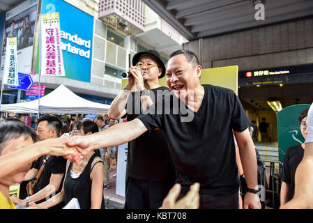 Hong kong. 1 ottobre, 2017. ispirata dal passaggio folle pro democrazia avvocato occupano leader centrale, il professor benny tai onde e saluta i dimostranti. hong kong della 68a giornata nazionale è segnata da una massa rally. vari partiti politici chiamati per il rally alla luce della recente soppressione di quelli che parlano contro ciò che vedono come la disintegrazione della legge fondamentale e il 'un paese, due sistemi" .dubbed come il 'anti-autoritaria rally-non più alla soppressione politica. Credito: zuma press, inc. credito: zuma press, inc./alamy live news Foto Stock