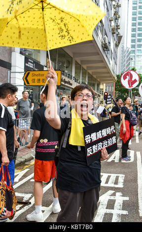 Hong kong. 1 ottobre, 2017. un manifestante urla in risposta ad abusi da parte di un pro-cina spettatore sulla rotta.hong kong della 68a giornata nazionale è segnata da una massa rally. vari partiti politici chiamati per il rally alla luce della recente soppressione di quelli che parlano contro ciò che vedono come la disintegrazione della legge fondamentale e il 'un paese, due sistemi" .dubbed come il 'anti-autoritaria rally-non più alla soppressione politica. Credito: zuma press, inc./alamy live news Foto Stock