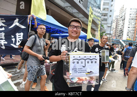 Hong kong. 1 ottobre, 2017. raccolte di denaro sono in ogni punto del rally per la creazione di fondi per continue battaglie legali affrontate dagli attivisti a favore della democrazia.hong kong della 68a giornata nazionale è segnata da una massa rally. vari partiti politici chiamati per il rally alla luce della recente soppressione di quelli che parlano contro ciò che vedono come la disintegrazione della legge fondamentale e il 'un paese, due sistemi" .dubbed come il 'anti-autoritaria rally-non più alla soppressione politica. Credito: zuma press, inc./alamy live news Foto Stock