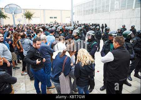 Sant julia de ramis, girona, Spagna. 1 ottobre, 2017. Gli spagnoli cariche della polizia contro il popolo impedendo che fa un voto. il referendum è stata ritenuta illegale dal governo spagnolo a Madrid credito: pablo guillen/alamy live news Foto Stock