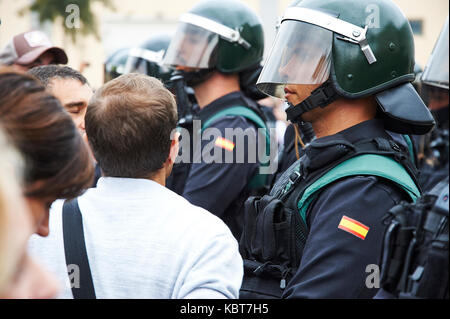 Sant julia de ramis, girona, Spagna. 1 ottobre, 2017. Gli spagnoli cariche della polizia contro il popolo impedendo che fa un voto. il referendum è stata ritenuta illegale dal governo spagnolo a Madrid credito: pablo guillen/alamy live news Foto Stock