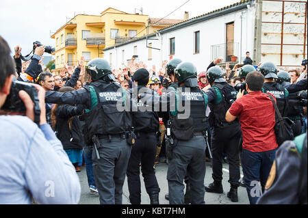 Sant julia de ramis, girona, Spagna. 1 ottobre, 2017. Gli spagnoli cariche della polizia contro il popolo impedendo che fa un voto. il referendum è stata ritenuta illegale dal governo spagnolo a Madrid credito: pablo guillen/alamy live news Foto Stock