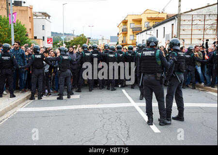 Sant julia de ramis, girona, Spagna. 1 ottobre, 2017. Gli spagnoli cariche della polizia contro il popolo impedendo che fa un voto. il referendum è stata ritenuta illegale dal governo spagnolo a Madrid credito: pablo guillen/alamy live news Foto Stock