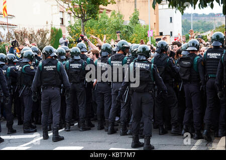 Sant julia de ramis, girona, Spagna. 1 ottobre, 2017. Gli spagnoli cariche della polizia contro il popolo impedendo che fa un voto. il referendum è stata ritenuta illegale dal governo spagnolo a Madrid credito: pablo guillen/alamy live news Foto Stock