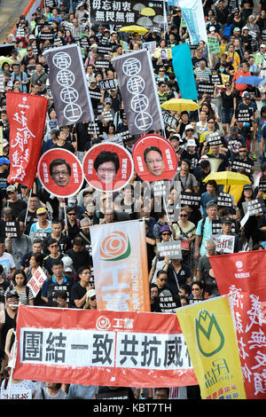 Hong kong. 1 ottobre, 2017. hong kong della 68a giornata nazionale è segnata da una massa rally. vari partiti politici chiamati per il rally alla luce della recente soppressione di quelli che parlano contro ciò che vedono come la disintegrazione della legge fondamentale e il 'un paese, due sistemi" .dubbed come il 'anti-autoritaria rally-non più alla soppressione politica. passo verso il basso rimsky yuen'', essi chiedono e fine alle azioni di polizia contro quelli che parlano e la rimozione del segretario alla giustizia, rimsky yuen kwok-keung, dall'ufficio. Credito: zuma press, inc./alamy live news Foto Stock