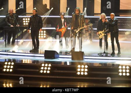 Il "rock-legenden" (rock legends) sul palco durante il zdf tv show "willkommen bei carmen nebel' alla tui arena di Hannover, Germania, 30 settembre 2017. foto: swen pförtner/dpa Foto Stock