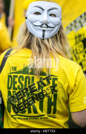 Donna in anonimo la maschera per il viso a Manchester, UK. 1 Ottobre, 2017. Natalie da Chorley a Anti-Fracking marcia di protesta a Tory Conferenza come centinaia di manifestanti si riuniranno presso l'Università di Salford. Come il partito conservatore si apre la conferenza, vi è stata una dimostrazione di massa organizzata dall'assemblea del popolo, con un clima e fracking bloc organizzato dalla campagna contro i cambiamenti climatici e ambientali locali gruppi. Foto Stock