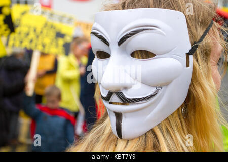 Donna in anonimo la maschera per il viso oscurato a Manchester, UK. 1 Ottobre, 2017. Natalie da Chorley a Anti-Fracking marcia di protesta a Tory Conferenza come centinaia di manifestanti si riuniranno presso l'Università di Salford. Come il partito conservatore si apre la conferenza, vi è stata una dimostrazione di massa organizzata dall'assemblea del popolo, con un clima e fracking bloc organizzato dalla campagna contro i cambiamenti climatici e ambientali locali gruppi. Foto Stock