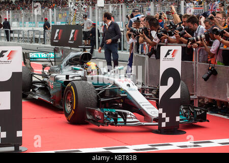 Lewis Hamilton dalla Mercedes parchi di fronte del podio al termine del Gran Premio di F1 di Sepang il circuito di F1. Hamilton ha concluso la gara in seconda. In Ottobre 01, 2017 a Kuala Lumpur, Malesia. Foto Stock