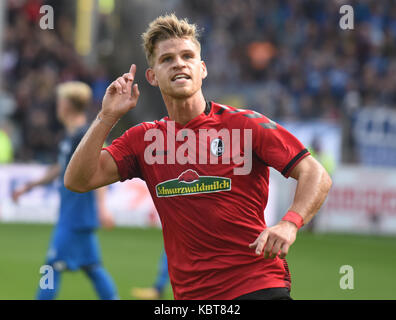 Florian niederlechner di Friburgo celebra il traguardo al 1:1 durante la Bundesliga tedesca partita di calcio tra sc freiburg e 1899 hoffenheim in Freiburg im Breisgau, Germania, 1 ottobre 2017. (Embargo condizioni - Attenzione: grazie alle linee guida di accreditamento, il dfl consente solo la pubblicazione e utilizzazione di fino a 15 immagini per corrispondenza su internet e nei contenuti multimediali in linea durante la partita.) foto: Patrick seeger/dpa Foto Stock