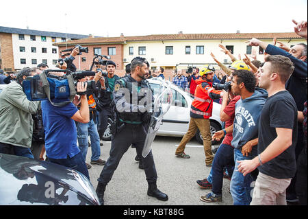 Sant julia de ramis, girona, Spagna. 1 ottobre, 2017. Gli spagnoli cariche della polizia contro il popolo impedendo che rendono un voto. il referendum è stata ritenuta illegale dal governo spagnolo a Madrid credito: pablo guillen/alamy live news Foto Stock