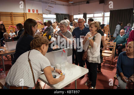 Barcellona, in Catalogna. Il 1 ottobre 2017. Anche gli atti di violenza della polizia in conformità con gli ordini del governo spagnolo, la votazione avviene con totale normalità e in una atmosfera festosa. Credito: Charlie Perez/Alamy Live News Foto Stock