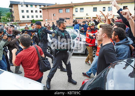 Sant julia de ramis, girona, Spagna. 1 ottobre, 2017. Gli spagnoli cariche della polizia contro il popolo impedendo che rendono un voto. il referendum è stata ritenuta illegale dal governo spagnolo a Madrid credito: pablo guillen/alamy live news Foto Stock