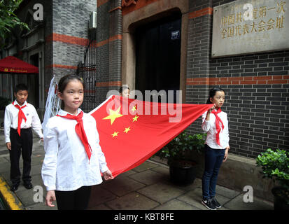 Shanghai, Cina. 1 ott 2017. bambini prendere parte in una bandiera nazionale-sollevamento cerimonia al 76 xingye road, dove il primo congresso nazionale del partito comunista della Cina è stato convocato a Shanghai in Cina orientale, oct. 1, 2017. alzabandiera cerimonie sono detenute in tutta la Cina per celebrare il 68esimo anniversario della fondazione della Repubblica popolare cinese. Credito: liu ying/xinhua/alamy live news Foto Stock