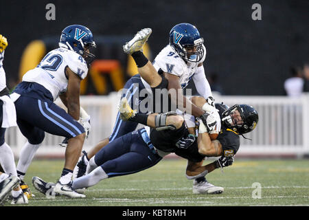 30 settembre 2016: Towson Tigers running back C.J. Williams #25 viene sbattuto a terra da Villanova Wildcats lineman difensivo Aaron Seigle #97 e un altro Villanova defender durante il gioco tra la Towson tigri e il Villanova Wildcats a Johnny Unitas Stadium di Towson, MD. Kenya Allen/CSM Foto Stock