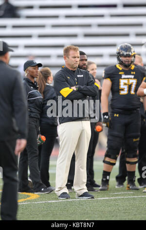 30 settembre 2016: Towson tigri testa coach Rob Ambrogio si affaccia sulla durante warmups prima del gioco tra il Tigri Towson e Villanova Wildcats a Johnny Unitas Stadium di Towson, MD. Kenya Allen/CSM Foto Stock