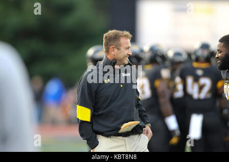 30 settembre 2016: Towson tigri testa coach Rob Ambrogio prima del gioco tra il Tigri Towson e Villanova Wildcats a Johnny Unitas Stadium di Towson, MD. Kenya Allen/CSM Foto Stock