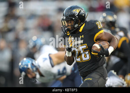 30 settembre 2016: Towson Tigers wide receiver Rodney Dorsey #26 preleva yardage su un kick ritorno durante il gioco tra la Towson tigri e il Villanova Wildcats a Johnny Unitas Stadium di Towson, MD. Kenya Allen/CSM Foto Stock