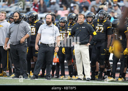 30 settembre 2016: Towson tigri testa coach Rob Ambrogio guarda dall'emarginare durante il gioco tra la Towson tigri e il Villanova Wildcats a Johnny Unitas Stadium di Towson, MD. Kenya Allen/CSM Foto Stock