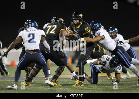 30 settembre 2016: Towson Tigers quarterback Ryan Stover #16 viene affrontato da un difensore di Villanova durante il gioco tra la Towson tigri e il Villanova Wildcats a Johnny Unitas Stadium di Towson, MD. Kenya Allen/CSM Foto Stock