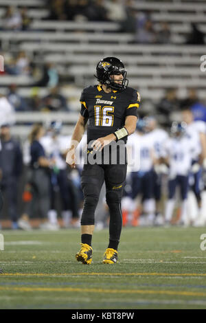 30 settembre 2016: Towson Tigers quarterback Ryan Stover #16 guarda ad emarginare durante il gioco tra la Towson tigri e il Villanova Wildcats a Johnny Unitas Stadium di Towson, MD. Kenya Allen/CSM Foto Stock