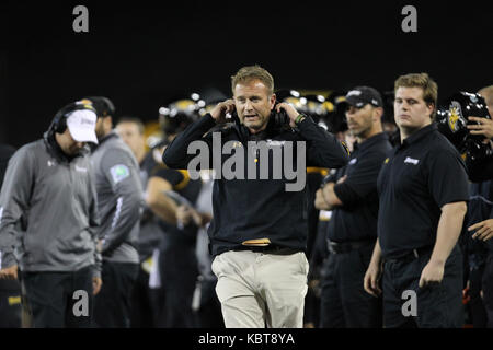 Towson, MD, Stati Uniti d'America. Il 30 settembre, 2016. Towson tigri testa coach Rob Ambrogio si affaccia su durante il gioco tra la Towson tigri e il Villanova Wildcats a Johnny Unitas Stadium di Towson, MD. Kenya Allen/CSM/Alamy Live News Foto Stock