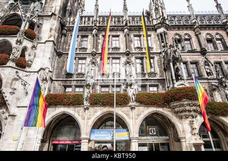 Monaco di Baviera, Germania. 1 ott 2017. Dopo la rivoluzionaria legge ehefueralle legalizzare i matrimoni gay in Germania, la città di Monaco di Baviera ha sollevato la superbia bandiere del Rathaus (municipio) fra le bandiere della Baviera, Germania e Monaco di Baviera. Credito: sachelle babbar/zuma filo/alamy live news Foto Stock