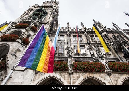 Monaco di Baviera, Germania. 1 ott 2017. Dopo la rivoluzionaria legge ehefueralle legalizzare i matrimoni gay in Germania, la città di Monaco di Baviera ha sollevato la superbia bandiere del Rathaus (municipio) fra le bandiere della Baviera, Germania e Monaco di Baviera. Credito: sachelle babbar/zuma filo/alamy live news Foto Stock