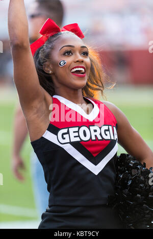 30 settembre 2017: Georgia Bulldogs cheerleader durante il NCAA Football gioco tra la University of Tennessee volontari e l'Università di Georgia Bulldogs a Neyland Stadium di Knoxville, TN Tim Gangloff/CSM Foto Stock